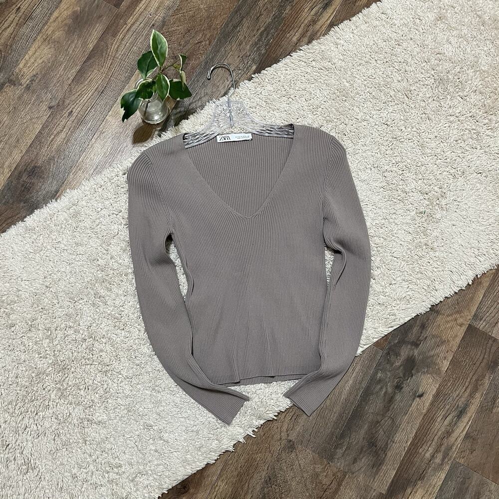 ZARA Size Medium Gray Ribbed Knit V-Neck Cropped Pullover Sweater - Picture 2 of 5